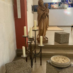 Maria an ihrem neuen Platz während der Bauzeit